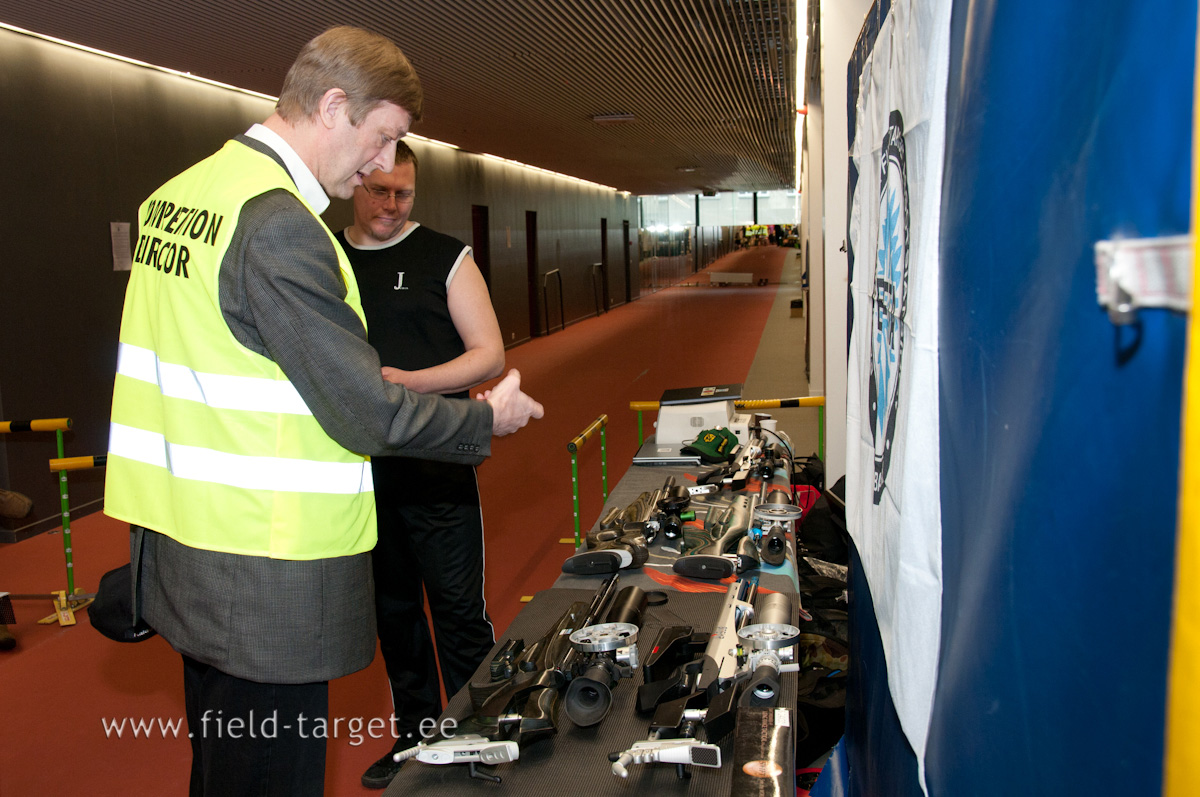 Kaidu näitab hõbedast 80x suurendusega March optikat